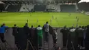 Suporter Bohemians 1905 menyaksikan pertandingan Czech First League alias Liga Fortuna melawan Sparta Praha dari balik tembok di Praha, Rep. Ceko pada 6 Juni 2020. Dengan menggunakan tangga, mereka menonton laga yang tertutup di tengah pembatasan virus corona Covid-19. (Michal Cizek/AFP)