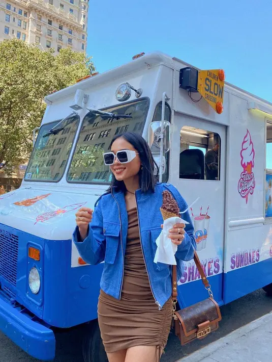 Selain mengenakan kaos, sahabat dari Alika Islamadina ini sesekali juga tampil menggunakan jaket denim dan gaun press body. Berbagai penampilan Ayla selama di New York pun menuai pujian dari warganet. (Liputan6.com/IG/ayladimitri)