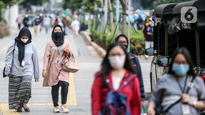 Suasana jam pulang kerja di jalur pedestrian kawasan Sudirman, Jakarta, Senin (22/6/2020). Pemprov DKI Jakarta menerapkan perubahan sif kerja untuk mengurangi kepadatan lalu lintas dan transportasi umum pada masa PSBB transisi. (Liputan6.com/Faizal Fanani).