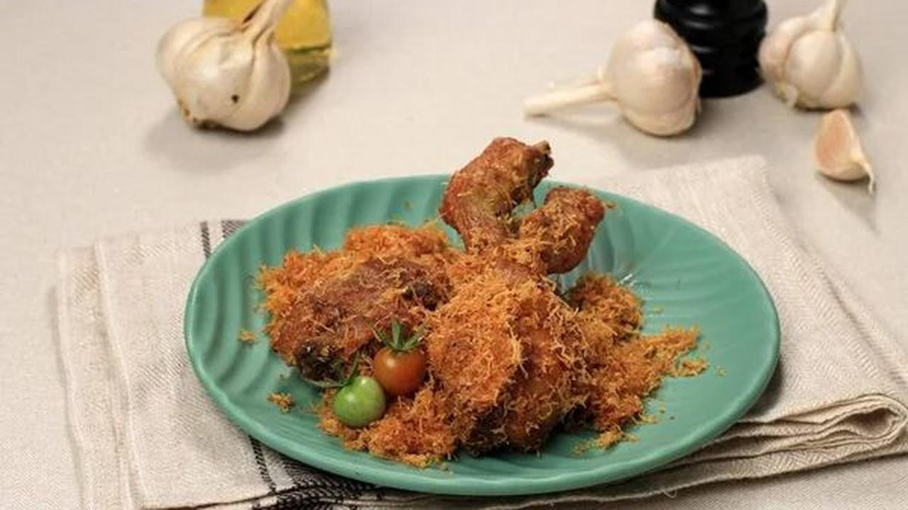 Mengutip Wikipedia, serundeng merupakan makanan khas Indonesia yang sering digunakan sebagai lauk-pauk nasi. Serundeng terbuat dari parutan kelapa dan bumbu-bumbu seperti bawang bombay, cabai, bawang putih, bawang merah, ketumbar, kunyit, gula, asam jawa,
