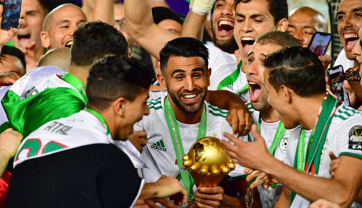Riyad Mahrez dan kawan-kawan menyandang status sebagai juara bertahan usai menjuarai Piala AFrika di tahun 2019. Sebelumya Aljazair juga pernah menjadi juara pada tahun 1990. (AFP/Giuseppe Cacace)