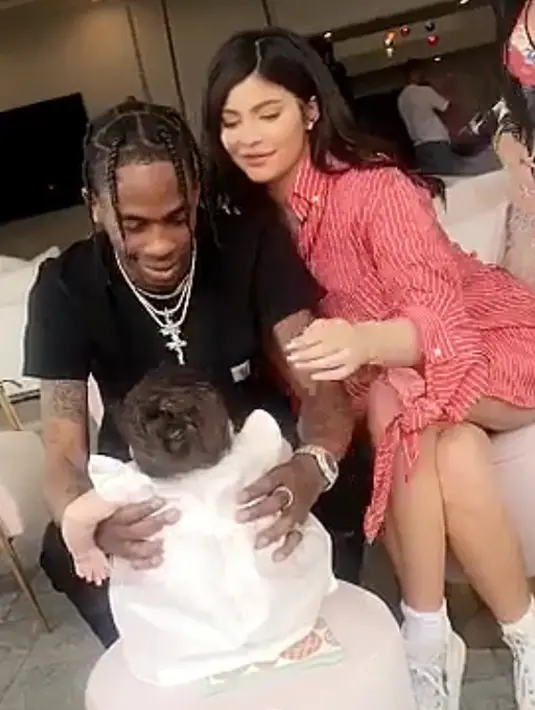 Kini Kylie Jenner dan Travis Scott miliki kebahagiaan yang lengkap usai lahirnya Stormi. (Snapchat/KylieJenner)