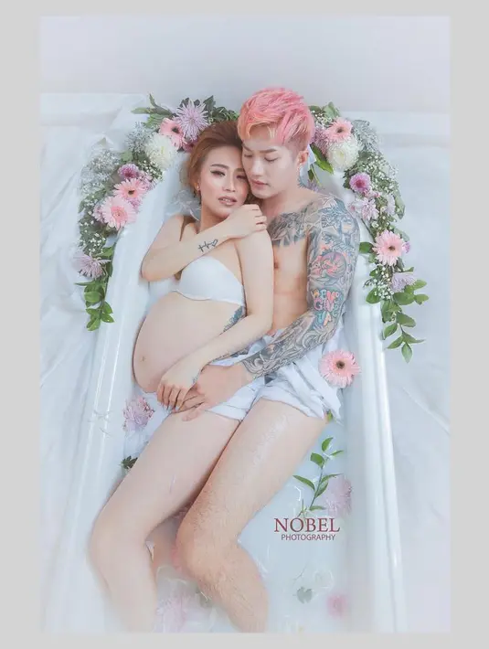 Saat ditemui pada pertengahan bulan April, Moa Aeim diperkirakan melahirkan pada bulan ini. Ini merupakan anak pertama pasangan yang dikabarkan hamil sebelum nikah tersebut. (Instagram/moa_aeim)