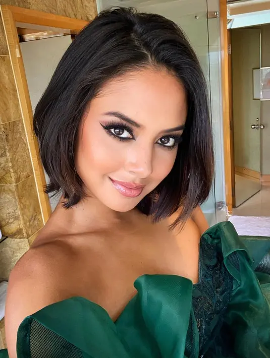 Diundang ke acara premier film The Rings of Poer di Singapura, Aurelie kembali membuat para penggemar terpana. Dalam unggahan fotonya, ia tampil dengan makeup bold yang mempertegas pada bagian mata. Gaya riasan ini ternyata dihasilkan dari keahlian makeupnya sendiri. (Liputan6.com/IG/@aurelie)