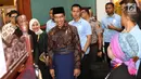 Presiden Joko Widodo atau Jokowi menyapa pengunjung saat menghadiri pembukaan Muslim Fashion Festival (Muffest) Indonesia Tahun 2018 di JCC, Kamis (19/4). (Liputan6.com/Immanuel Antonius)