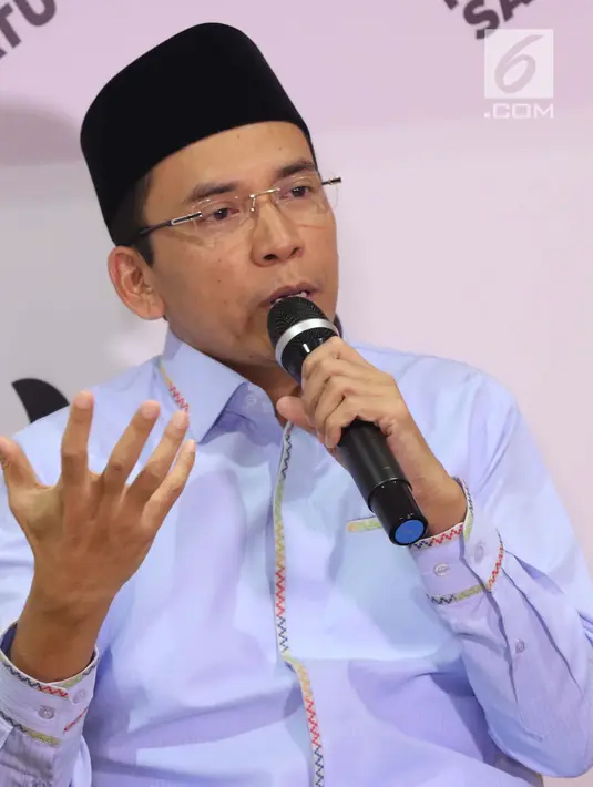 Ketua DPP Golkar Bidang Keumatan, Muhammad Zainul Majdi atau Tuan Guru Bajang (kedua kiri) saat berbicara pada diskusi di Rumah Cemara, Jakarta, Rabu (10/4). Diskusi bertema Hoax, Golput dan Masa Depan Bangsa. (Liputan6.com/Helmi Fithriansyah)