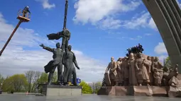 Sebuah monumen era Soviet untuk persahabatan antara Rusia dan Ukraina terlihat selama pembongkarannya, di tengah invasi Moskow di Kiev tengah, Ukraina, Selasa (26/4/2022). Salah satu perancang patung itu mengatakan kondisi perang antara Rusia-Ukraina jadi alasan kenapa patung itu akhirnya dibongkar. (AP Photo/Efrem Lukatsky)