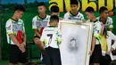 12 anak laki-laki dan pelatih sepak bola mereka, yang diselamatkan dari gua banjir di Thailand, memberi penghormatan terhadap lukisan penyelam AL Thailand yang meninggal selama operasi penyelamatan di Chiang Rai, Rabu (18/7). (AP/Vincent Thian)