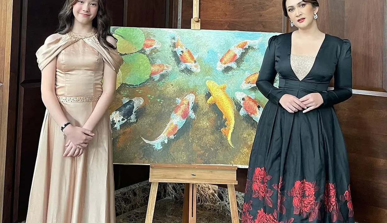 Di acara Gala Premiere film terbaru Nafa Urbach, ia membagikan momen foto berdua dengan anak gadisnya Mikaela. Di sini, keduanya berdiri bersebelahan dan Mikhaela telah memiliki tinggi yang sama dengan sang ibu. [Foto: Instagram/nafaurbach]