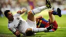 Bintang Real Madrid Cristiano Ronaldo berjibaku ketika tampil pada el clasico melawan Barcelona dalam lanjutan La Liga di Santiago Bernabeu, 16 April 2011. AFP PHOTO/PEDRO ARMESTRE
