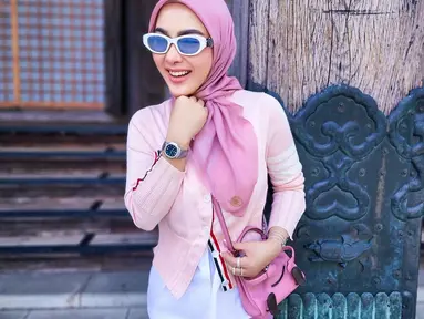 Syahrini bersama suami, Reino Barack, baru-baru ini liburan ke Jepang. Saat berada di Negeri Sakura, sang penyanyi tampil cantik dengan gaya outfit serba pink. (Instagram/princessyahrini)