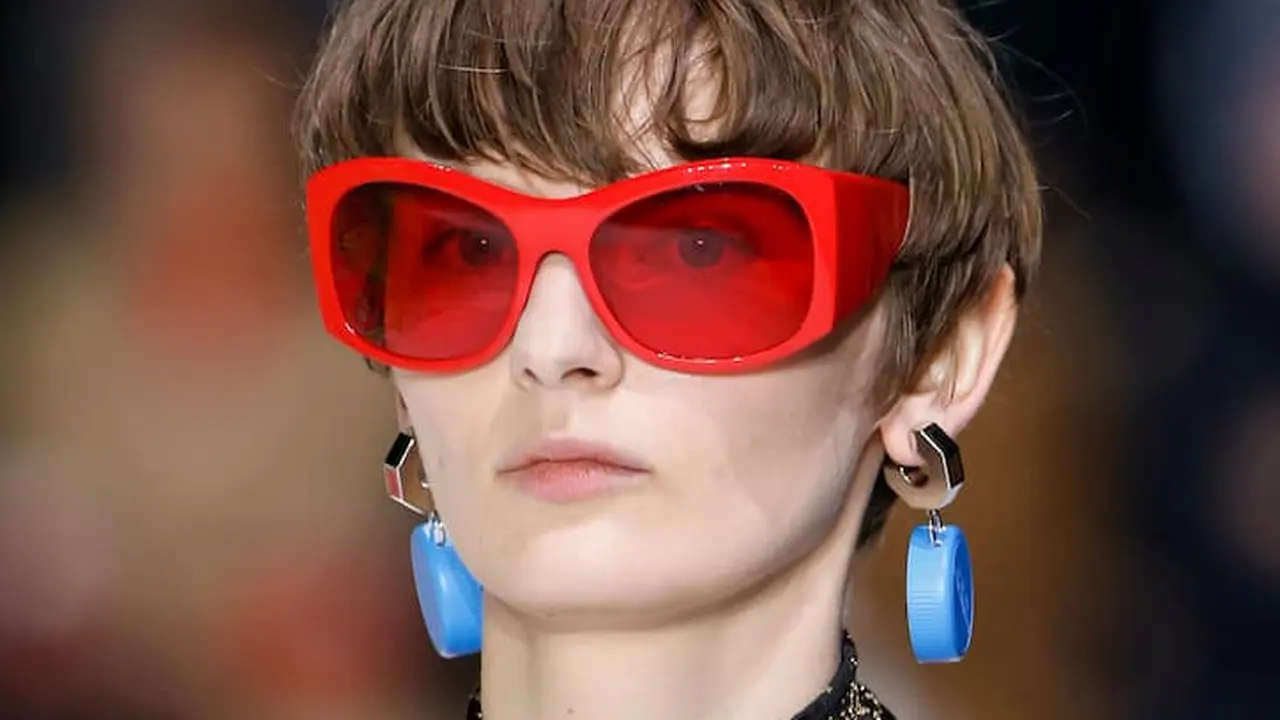 Anting tutup botol kemasan dari Balenciaga