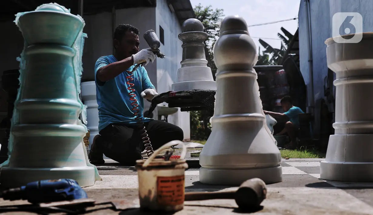 Perajin tengah membuat catur raksasa di Rumah Industri Catur Raksasa Indonesia di Tangerang Selatan, Jumat (29/7/2022). Menteri Koordinator Bidang Perekonomian Airlangga Hartarto menyampaikan relaksasi kredit Usaha Mikro, Kecil, dan Menengah (UMKM) diusulkan untuk diperpanjang hingga April 2024 lantaran masih ada debitur Kredit Usaha Rakyat (KUR) yang meminta relaksasi. (Liputan6.com/Angga Yuniar)