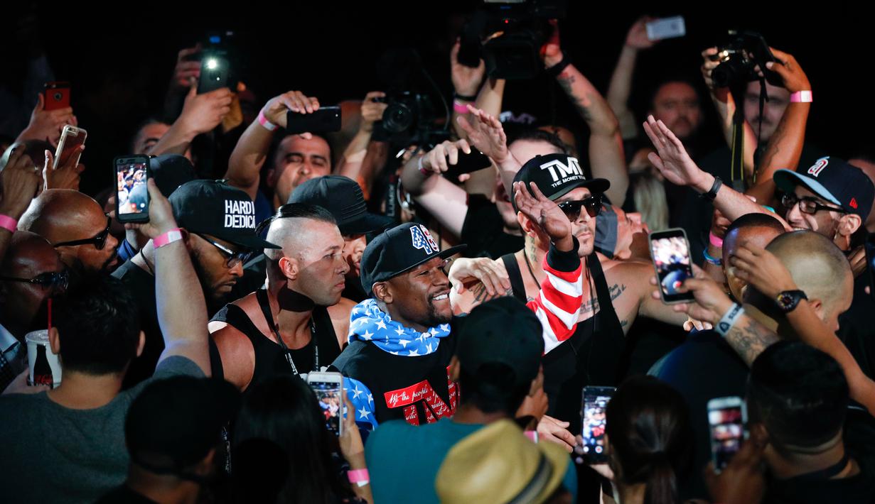 Petinju Floyd Mayweather Jr tiba mengahadiri jumpa pers pertandingan dirinya dengan Juara mixed martial arts Conor McGregor di Staples Center Los Angeles, AS (12/7). Mayweather dan McGregor akan bertanding pada 26 Agustus 2017. (AP Photo/Jae C. Hong)