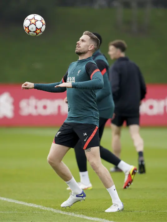 <p>Gelandang Liverpool, Jordan Henderson menjugling bola saat mengikuti sesi latihan di AXA Training Centre, Liverpool, Inggris, Selasa (26/4/2022). Liverpool akan bertanding melawan wakil Spanyol, Villarreal pada leg pertama semifinal Liga Champions di Stadion Anfield, Kamis (28/4/2022) dini hari WIB. (Peter Byrne/PA via AP)</p>