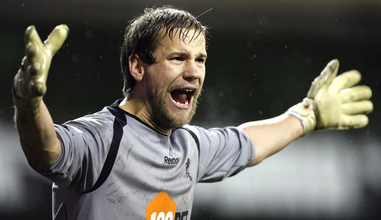Jussi Jaaskelainen yang telah pensiun pada Januari 2018 bersama klub India, ATK menjadi kiper pengoleki kartu kuning terbanyak sepanjang sejarah Premier League dengan total 24 kartu kuning. Di Premier League ia total bermain dalam 436 laga bersama Bolton Wanderers dan West Ham United dengan catatan 110 kali clean sheet. (AFP/Glyn Kirk)