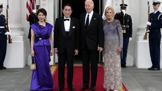 Perdana Menteri Jepang Fumio Kishida dan Presiden Amerika Serikat (AS) Joe Biden saat makan malam kenegaraan di Gedung Putih pada Rabu (10/4/2024).