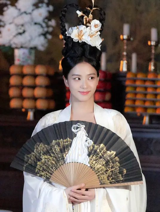 Tak sedikit juga  yang salah fokus dengan gaya rambutnya yang unik. [Dok/YG Entertainment]