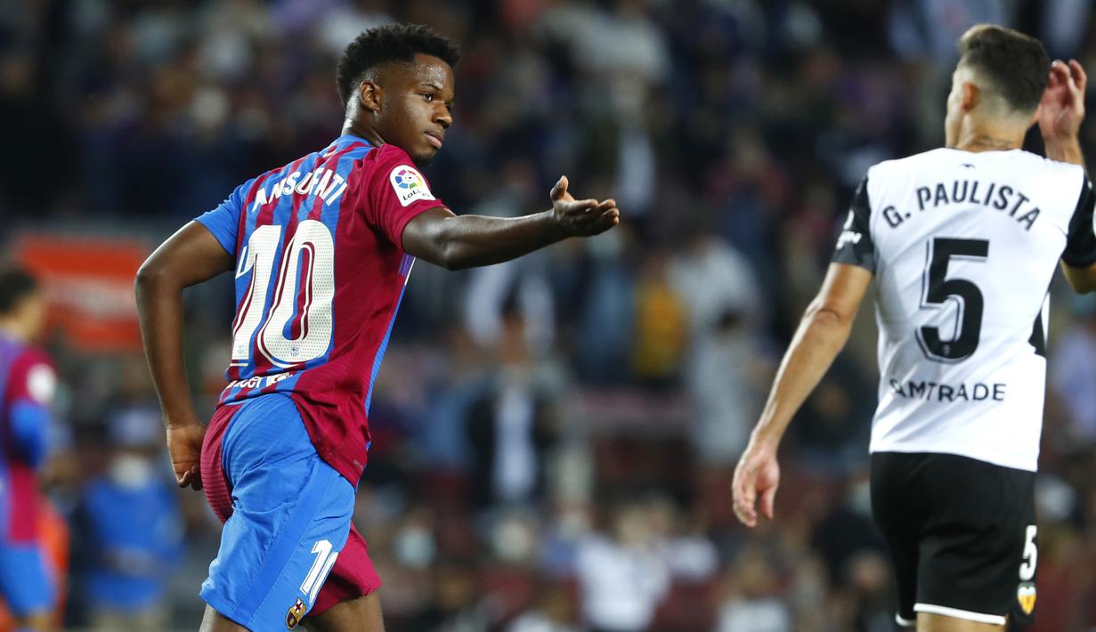 Ansu Fati. Pemain jebolan La Masia berusia 18 tahun yang mewarisi jersey nomor 10 yang ditinggalkan Lionel Messi ini memiliki gaji per pekan sebesar 45 ribu pounds. Dengan kontrak yang baru saja diperpanjang hingga Juni 2027, ia diyakini akan mendapat kenaikan gaji yang signifikan. (AP/Joan Monfort)