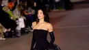 Membawakan gaun dari Coperni, Kylie Jenner tampil paripurna sebagai penutup pertunjukkan [@kyliejenner]