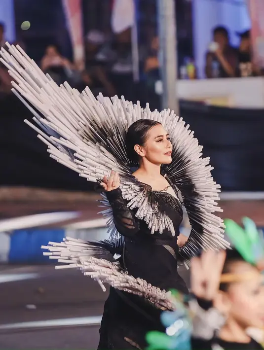 <p>Parade fashion karnaval sepanjang 3,6 km berlangsung sangat meriah. Penampilan pemeran dalam film Puspa Indah Taman Hati itu berhasil menarik perhatian pengunjung. [Instagram/prillylatuconsina96]</p>