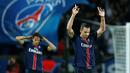 Pemain Paris St Germain Zlatan Ibrahimovic merayakan golnya dalam lanjutan Liga 1 Perancis di Parc des Princes stadium,Paris, Minggu (04/10/2015). PSG menang 2-1.  (EPA/Etirnne Laurent)