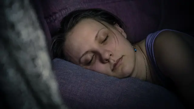 Ilustrasi wanita tidur, bermimpi