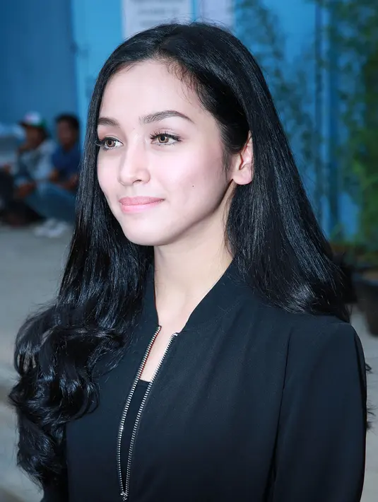 Dalam sebuah tayangan salah satu televisi swasta, perempuan asal Palembang ini melihat suaminya suka iseng, suka ngelawak. (Deki Prayoga/Bintang.com)