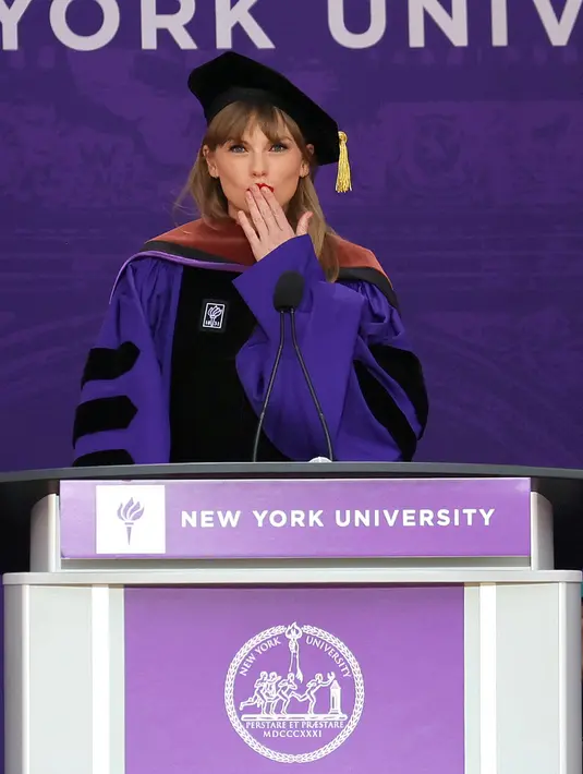 Penyanyi Taylor Swift menyampaikan pidato pada upacara pembukaan New York University untuk angkatan 2022 di Yankee Stadium, New York, Amerika Serikat, 18 Mei 2022. (Dia Dipasupil/Getty Images/AFP)