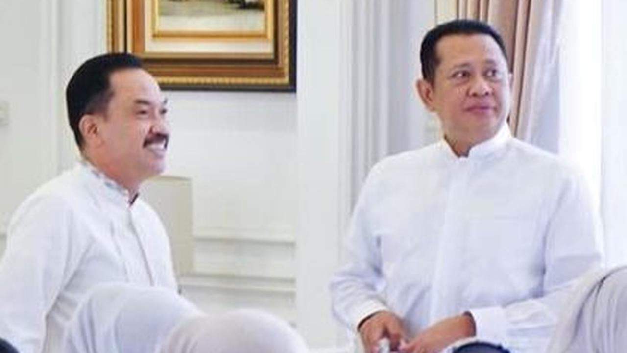 Rasa bahagia pun terpancar di wajah kedua pria tersebut. <br>