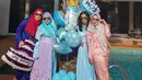 Rona bahagia kerap terlihat di wajah April Jasmine yang sedang mengandung. Terlebih ketika ia mendapat kejutan ulang tahun sekaligus baby shower dari teman-temannya. April begitu cantik dengan gamis bernuansa birunya. (Instagram/apriljasmine)