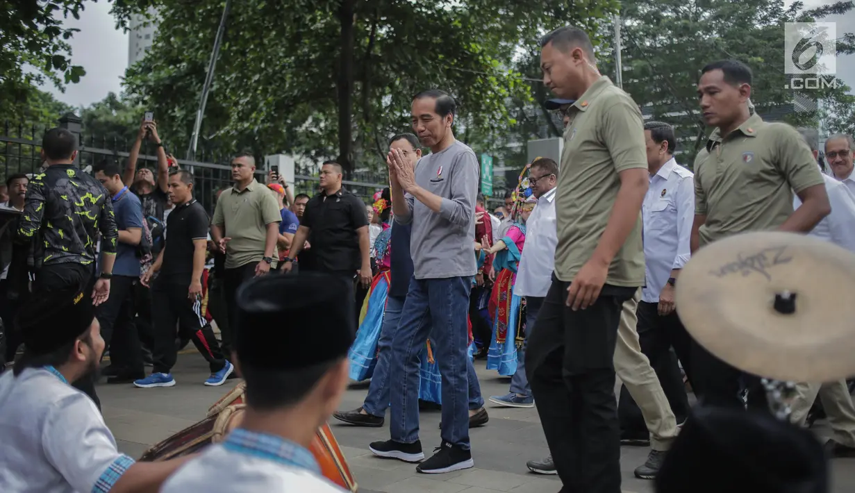 Presiden Joko Widodo tiba di Stasiun MRT Istora Mandiri, Jakarta, Minggu (24/3). Jokowi dijadwalkan bakal meresmikan beroperasinya moda raya terpadu (MRT) Jakarta fase I Lebak Bulus-Bundaran HI hari ini, Minggu, 24 Maret 2019. (Liputan6.com/Faizal Fanani)