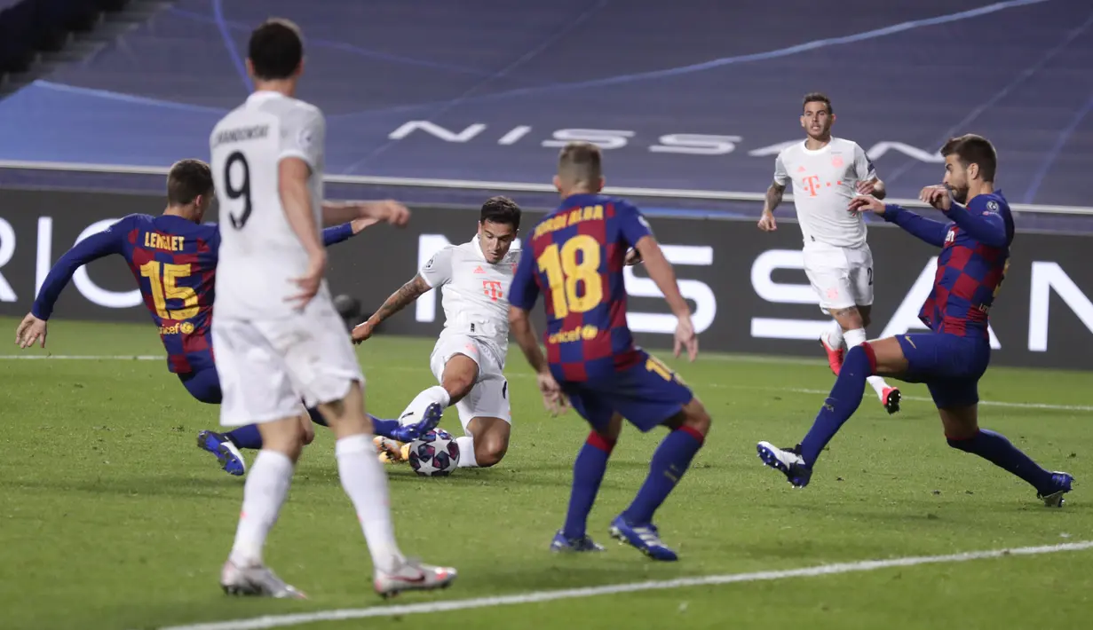 Pemain Bayern Munchen Philippe Coutinho (tengah) mencetak gol ke gawang Barcelona pada pertandingan perempat final Liga Champions antara di Stadion Luz, Lisbon, Portugal, Jumat (14/8/2020). Bayern Munchen membantai Barcelona dengan skor 8-2. (AP Photo/Manu Fernandez/Pool)
