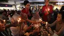 Pengunjung menyalakan lilin untuk mendukung Earth Hour 2019 di Lippo Mall Kemang, Jakarta, Sabtu (30/3). Sebanyak 300 lilin dibagikan kepada pengunjung guna menghemat daya listrik sekitar 0,5% dari energi yang terpakai selama 60 menit. (Liputan6.com/Fery Pradolo)