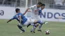 Bek Persib Bandung, Dedi Kusnandar, menghadang gelandang Arema FC, Balza Bazovic, pada laga persahabatan di Stadion GBLA, Bandung, Minggu (18/3/2018). Persib menang 2-1 atas Arema FC. (Bola.com/M Iqbal Ichsan)