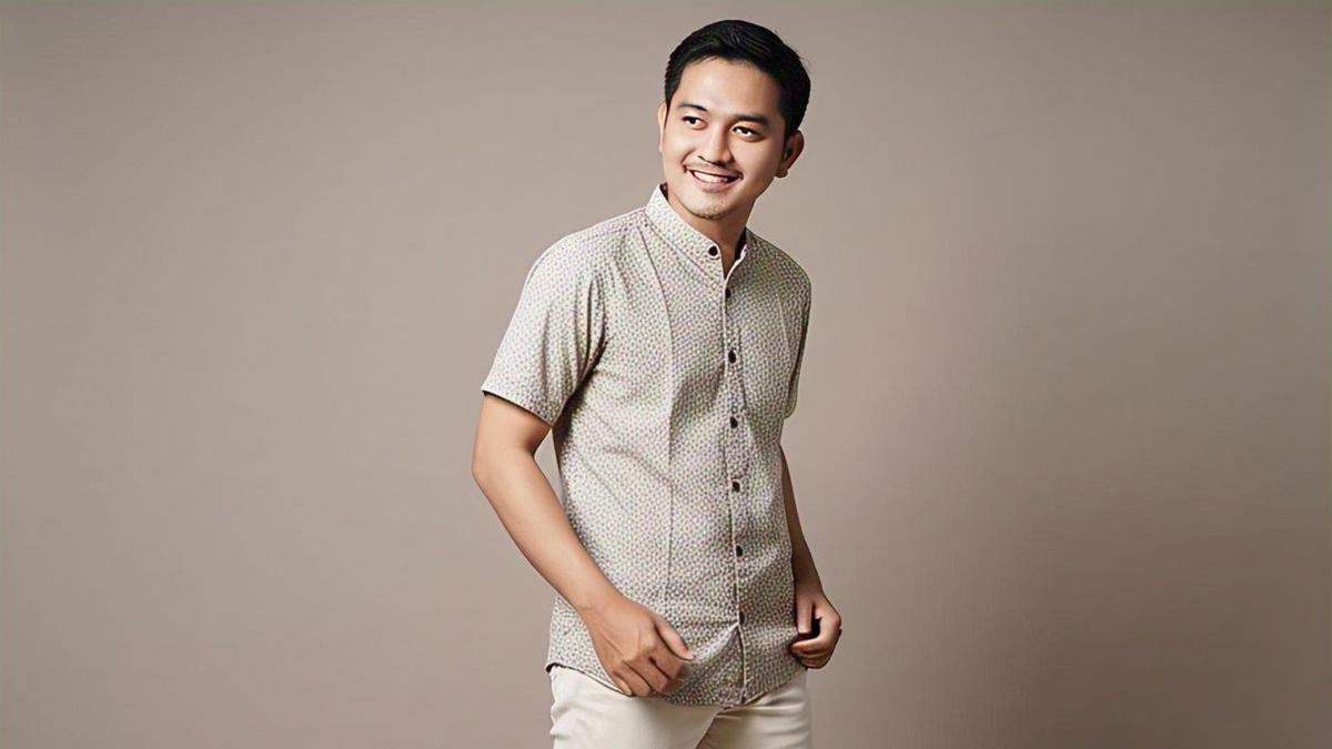 7 Inspirasi Model Kemeja Batik Lengan Pendek Pria Terbaru, Bikin Penampilan Tidak Membosankan di Berbagai Momen