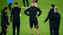 Pelatih RB Leipzig Julian Nagelsmann (tengah) berbicara dengan para pemain selama sesi latihan di stadion Parc des Princes di Paris (23/11/2020). Leipzig akan bertanding melawan PSG pada Grup H Liga Champions. (AFP/Franck Fife)