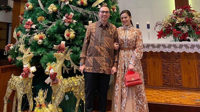 10 Tahun Menikah, Intip Potret Harmonis Astrid Tiar dan Suami yang Berprofesi Dokter