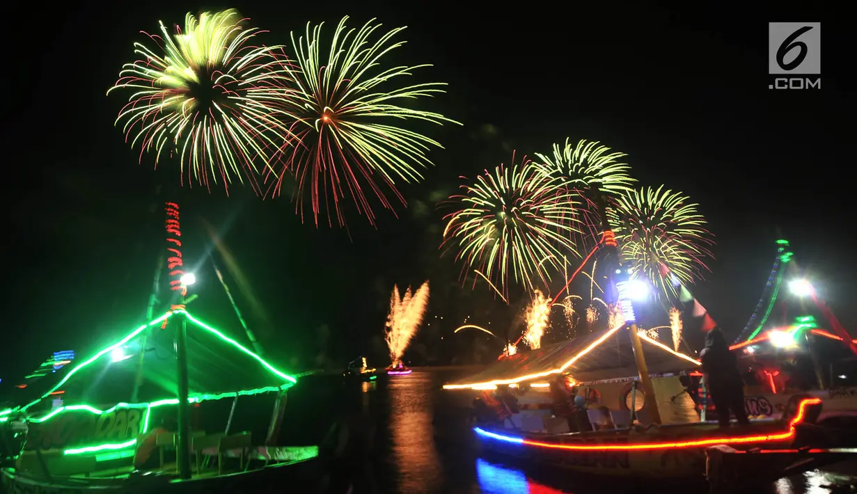 Pesta kembang api saat malam Tahun Baru 2019 di Pantai Lagoon, Ancol, Jakarta, Selasa (1/1). Ancol menyajikan pesta kembang api musikal sepanjang 600 meter di bibir pantai dalam menyambut Tahun Baru 2019. (Merdeka.com/Iqbal Nugoho)