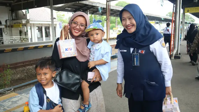Puncak Libur Nataru, Ribuan Penumpang Tiba di Stasiun Cirebon