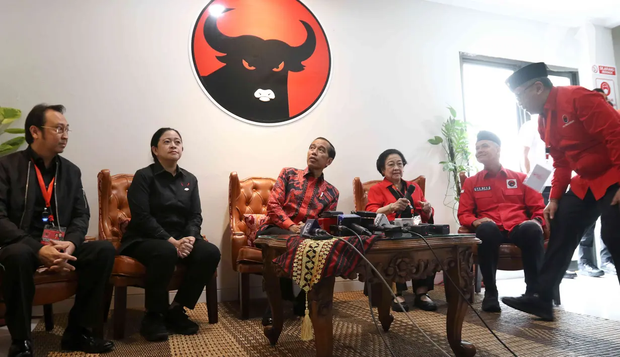 <p>Saat konferensi pers itu, Jokowi didampingi Ketua Umum PDIP Megawati Soekarnoputri, Ketua DPP PDIP Prananda Prabowo dan Puan Maharani, serta Bacapres 2024 Ganjar Pranowo. (Liputan6.com/Herman Zakharia)</p>