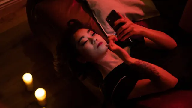 Ilustrasi main HP sambil tiduran, kangen, LDR