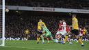 Pada menit ke-5 Wolverhampton sempat membobol gawang Arsenal melalui Romain Saiss. Namun hakim garis menganulir gol tersebut karena yang bersangkutan telah berdiri offside sebelum gol terjadi yang diperkuat oleh tinjauan VAR. (AP/Ian Walton)