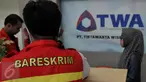 Dirtipidkor Mabes Polri menggeledah kantor PT Tirtamarta Wisesa Abadi, Jakarta, Selasa (23/6/2015). Penggeledahan ini terkait kasus dugaan korupsi pengadaan printer dan scanner untuk SMAN dan SMKN di Jakarta. (Liputan6.com/Johan Tallo) 