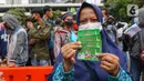 <p>Warga memperlihatkan tiket mudik gratis Lebaran 2022 seusai mendaftar di Gedung Balai Pertemuan Metro Jaya (BPMJ), Jakarta Selatan, Sabtu (23/4/2022). Polda Metro Jaya membuka program mudik gratis Lebaran 2022 untuk masyarakat. Pendaftaran mudik gratis ini dibuka hingga 24 April 2022 mendatang pukul 12.00. (Liputan6.com/Herman Zakharia)</p>