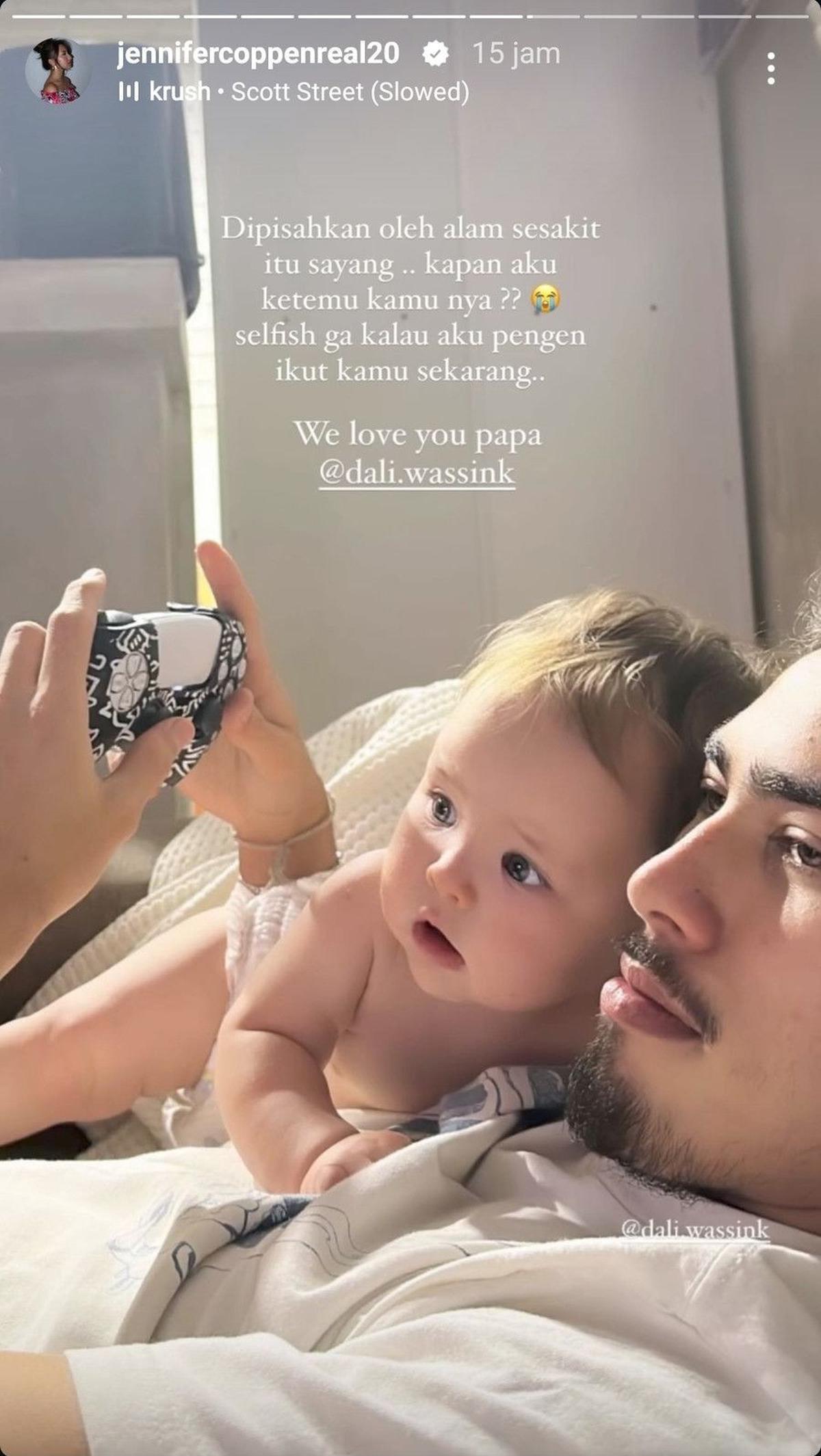 Lebih lanjut, Jennifer Coppen mencurahkan isi hatinya yang begitu sakit lantaran dipisahkan oleh alam. "Dipisahkan oleh alam sesakit itu sayang," ungkapnya.
