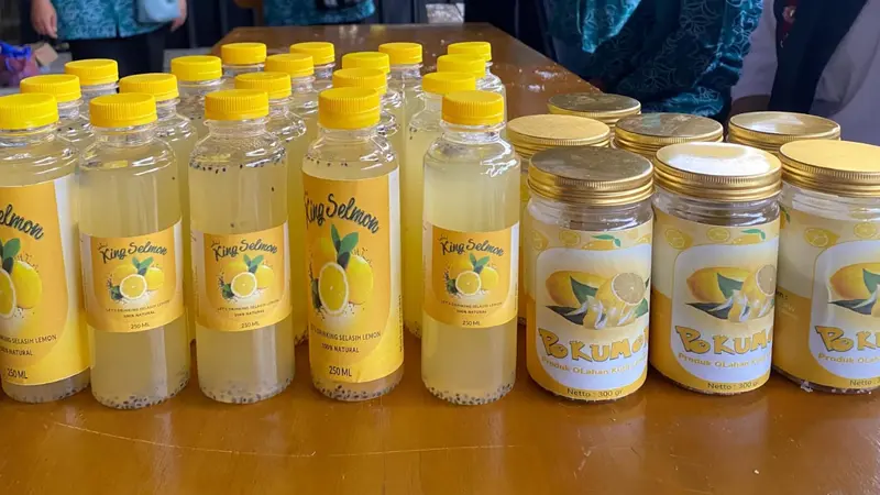 Produk minuman segar ‘King Selmon’ berbahan dasar buah lemon hasil karya mahasiswa KKN Institut Agama Islam Sahid Bogor, kaya rasan dan berkhasiat bagi tubuh Anda. (Liputan6.com/Jayadi Supriadin)