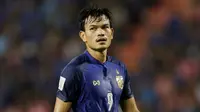 Striker Thailand, Adisak Kraisorn, saat melawan Timnas Indonesia pada laga Piala AFF 2018 di Stadion Rajamangala, Bangkok, Sabtu (17/11). Thailand menang 4-2 dari Indonesia. (Bola.com/M. Iqbal Ichsan)