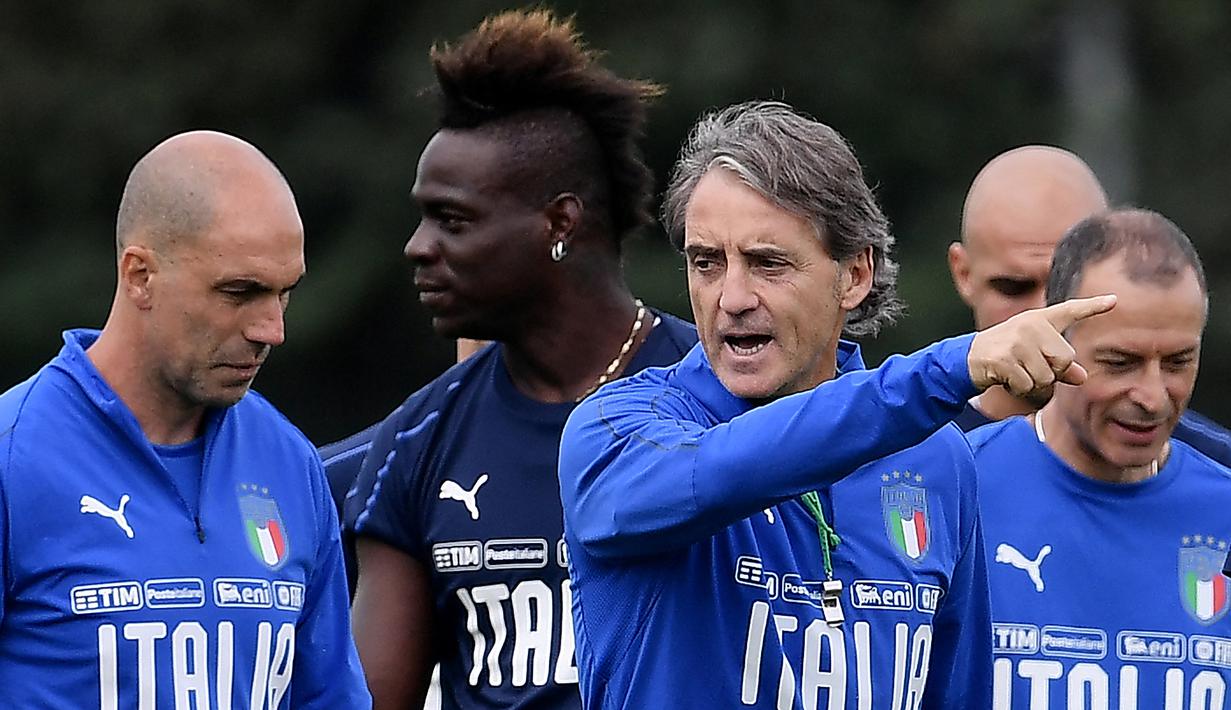 Pemanggilan kembali Mario Balotelli ke Timnas Italia tentu tidak terlepas dari hubungan baiknya dengan pelatih Gli Azzurri saat ini Roberto Mancini. (AFP/Marco Bertorello)