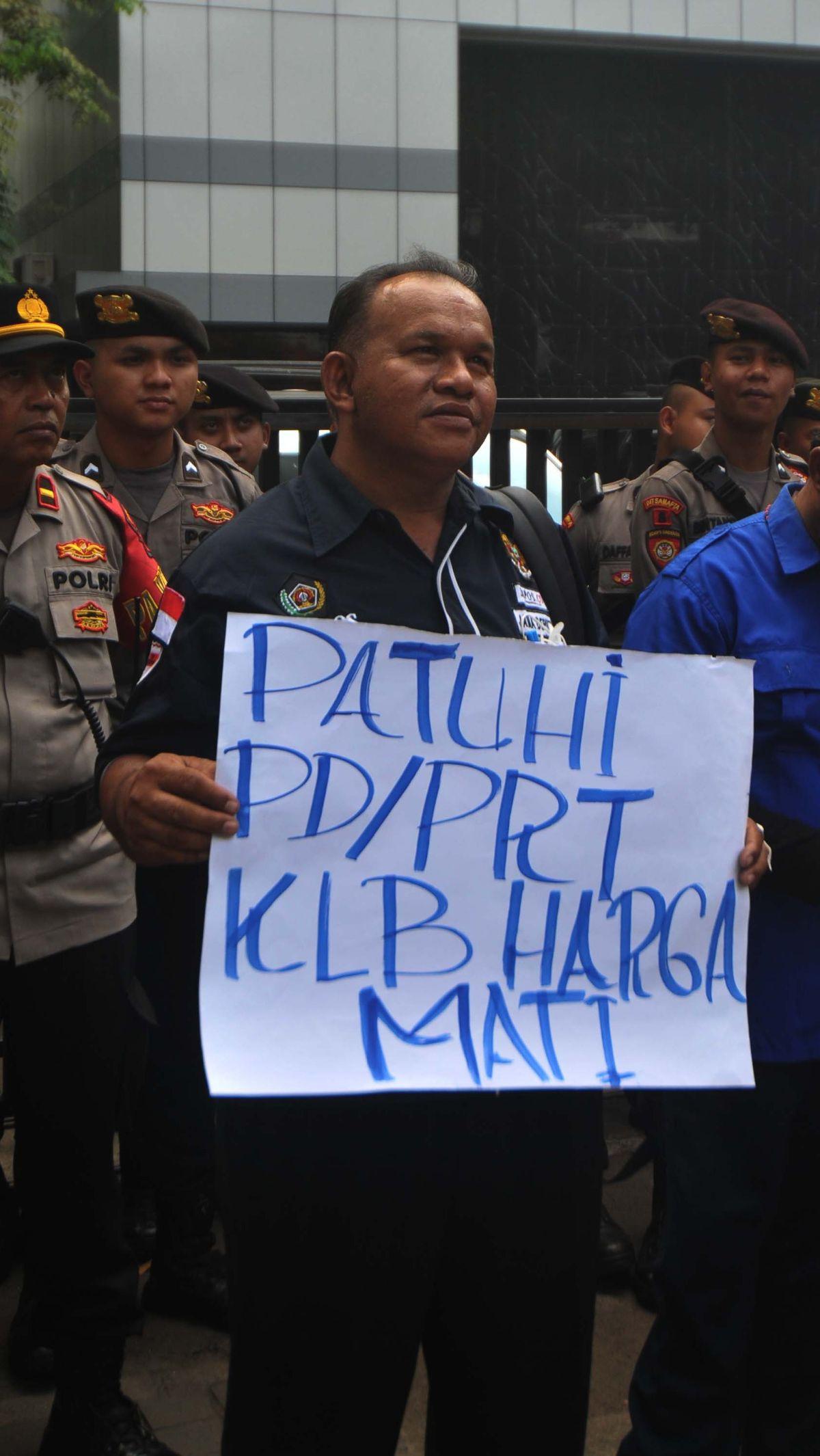 Berdasarkan pantauan di lokasi pada Selasa (23/7), massa PWI menyampaikan aspirasi secara bergantian. Mereka tampak membawa poster bertuliskan 'KLB harga mati'.&nbsp;Foto: Merdeka.com/Imam Buhori